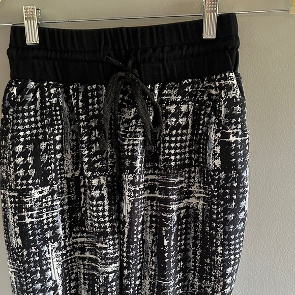 🌸Angie Black and White Patterned Capris - Picture 3 of 8